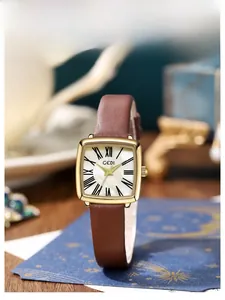 Dettaglio di un orologio vintage con quadrante in madreperla e cinturino in pelle marrone
