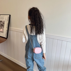 Mini borsa a tracolla rosa a cuore trapuntato per bambina con catena in metallo oro