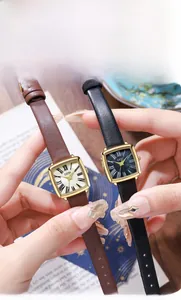 Dettaglio orologio quadrato di lusso con quadrante in madreperla e cinturino in pelle