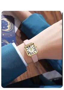 Primo piano dell'orologio quadrato GEDI con quadrante in madreperla e cinturino rosa