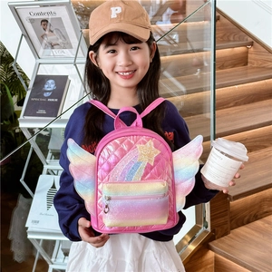 Zainetto rosa trapuntato per bambina con ali arcobaleno e motivi di stelle in paillettes