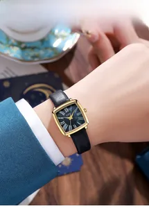 Dettaglio dell'orologio GEDI quadrato in oro con quadrante in madreperla blu e cinturino nero