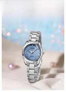 Dettaglio dell'orologio GEDI con quadrante in madreperla azzurra e indici in strass