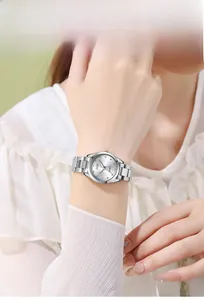 Primo piano dell'orologio da donna GEDI in acciaio argento al polso con quadrante minimalista