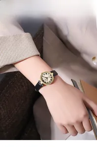 Gros plan d'une montre à quartz vintage avec bracelet en cuir noir portée en milieu pro