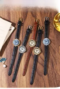 Vue détaillée à plat de montres à quartz Gedi avec cadran romain et bracelet en cuir