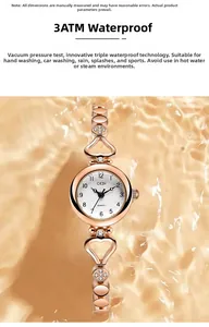 Détail de montre à quartz or rose avec maillons en forme de cœur et cadran étanche 3ATM