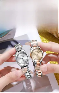 Dettaglio dell'orologio al quarzo GEDI da donna con quadrante soleil e indici in strass