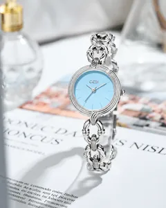 Elegante reloj de cadena plateada con esfera azul claro pequeña y correa metálica