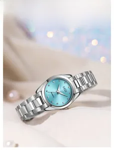 Primo piano del quadrante azzurro con indici in strass su orologio in acciaio argento