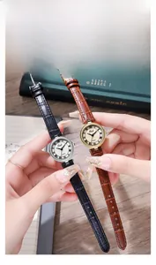 Détail des cadrans en nacre colorée et chiffres romains sur montres avec bracelet en cuir