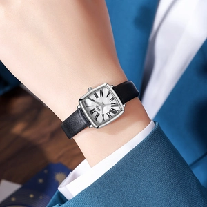 Elegante orologio quadrato argento con quadrante in madreperla e cinturino in pelle nera