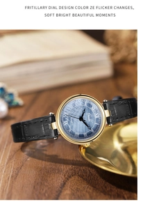 Vue détaillée de la montre vintage pour femme avec cadran nacré bleu et boîtier doré