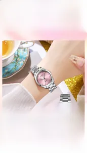 Dettaglio dell'orologio GEDI con quadrante rosa e cinturino in acciaio inossidabile