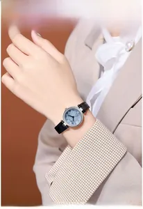 Détail d'une montre à quartz vintage avec bracelet en cuir et cadran bleu à chiffres romains