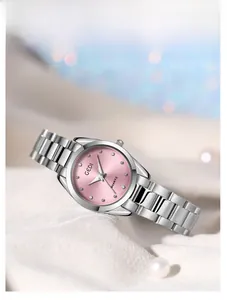 Dettaglio del quadrante rosa con indici in cristallo e cinturino in acciaio argento