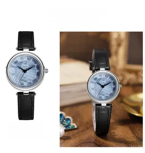 Détail de petite montre femme élégante avec cadran nacré bleu et bracelet en cuir noir
