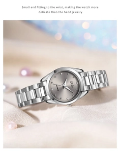 Dettaglio dell'orologio al quarzo da donna con cinturino in acciaio argento e strass sul quadrante