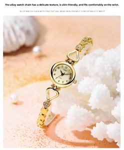 Détail de montre dorée élégante pour femme avec strass sur corail blanc et perles