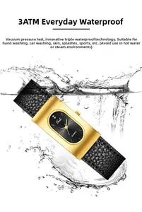 Détail de la montre à quartz dorée étanche 3ATM avec éclaboussures et bracelet en cuir