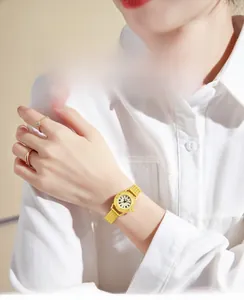 Vue détaillée d'une montre à quartz dorée pour femme avec bracelet en maille milanaise