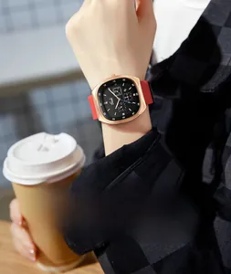 Gros plan d'une élégante montre carrée en or rose avec bracelet en silicone rouge