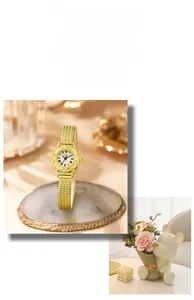 Détail de montre vintage dorée à quartz avec motif de blé gaufré et bracelet maille