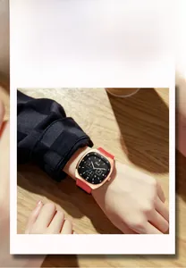 Gros plan sur la montre Gedi en or rose avec cadran noir multifonction et bracelet rouge vif