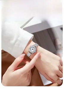 Détail du bracelet en maille argentée et lunette en strass sur montre à quartz vintage