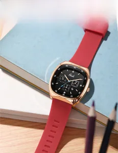 Détail de la montre Gedi avec bracelet en silicone rouge et boîtier en or rose