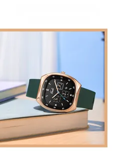 Détail d'une montre rectangulaire or rose avec cadran noir et bracelet en silicone