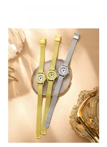 Gros plan de montres GEDI à quartz avec bracelets en maille sur un plateau doré