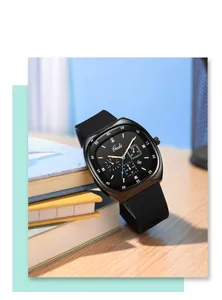Détail de la montre Gedi à cadran carré noir avec aiguilles en or rose et strass