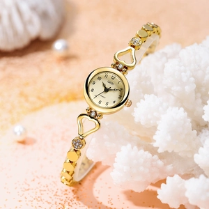Élégante montre bracelet dorée en forme de cœur avec mouvement à quartz et strass brillants