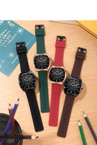 Vue macro des montres Gedi à quartz avec bracelets en silicone et cadrans rectangulaires