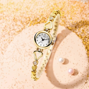 Montre à quartz dorée élégante pour femme avec maillons en cœur et détails en cristal