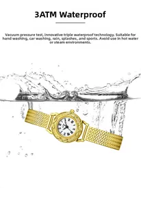Détail de montre GEDI dorée vintage avec étanchéité 3ATM dans des éclaboussures d'eau