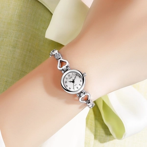 Montre bracelet élégante en forme de cœur pour femme avec cadran blanc et quartz