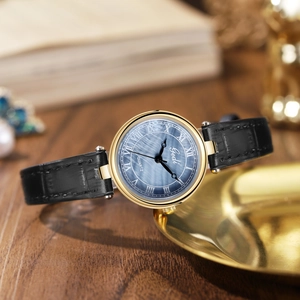 Montre rétro à quartz pour femme avec boîtier doré et cadran en nacre bleue sur cuir