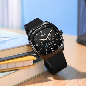 Montre Gedi élégante à cadran ovale avec bracelet en silicone noir et détails dorés