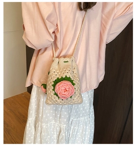 Detail der handgehäkelten Beuteltasche mit 3D-Rosen und praktischem Kordelzugverschluss