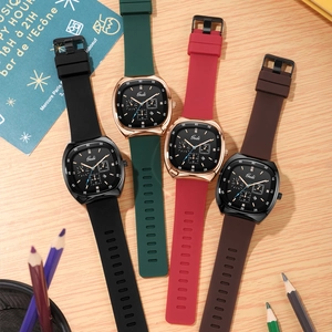 Montre à quartz ovale minimaliste avec bracelet en silicone et cadran strass en quatre couleurs