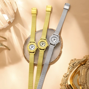 Montres vintage femme dorées et argentées avec lunette gaufrée et bracelet maille