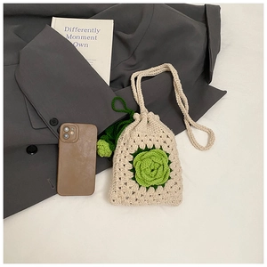 Detail der handgehäkelten Schultertasche mit grüner 3D-Rose und praktischem Kordelzug
