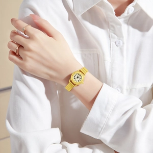 Montre vintage dorée pour femme avec chiffres romains et bracelet en maille tissée