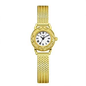 Montre vintage dorée pour femme avec lunette texturée et bracelet en maille