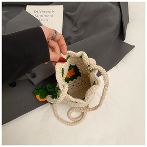 Detailansicht der handgewebten cremefarbenen Beuteltasche mit bunten Blumenmustern