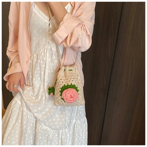 Nahaufnahme der handgefertigten Häkeltasche mit rosa Blume und Kordelzug-Verschluss