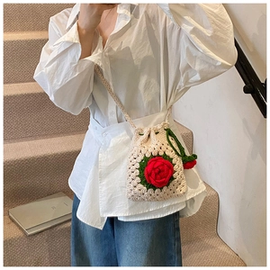 Detailaufnahme der handgehäkelten Eimertasche mit 3D-Rose und gewebtem Trageriemen