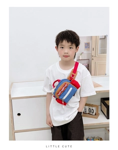 Nahaufnahme der bunten Kinder-Brusttasche mit Reflektorstreifen an einem Jungenmodell